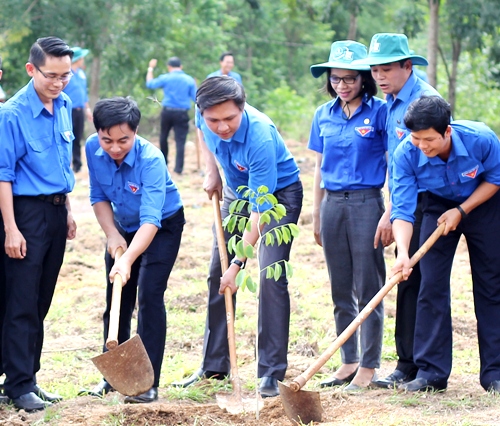 Đồng chí Trần Quốc Duy - Bí thư Tỉnh Đoàn tham gia Lễ phát động trồng cây “Đời đời nhớ ơn Bác”
