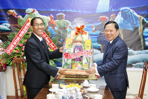 Đồng chí Nguyễn Phi Long, Chủ tịch Trung ương Hội LHTN Việt Nam tặng quà cho Chi hội Tin lành buôn Alê A