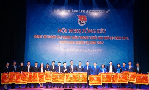  trao Cờ  thi đua xuất sắc công tác Đoàn và phong trào thanh thiếu nhi Thủ đô năm 2016 của BCH Thành Đoàn Hà Nội 37 đơn vị