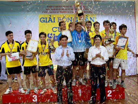 Đồng chí Nguyễn Long Hải, Bí thư TƯ Đoàn (trái) và anh Nguyễn Huy Lộc, TBT, trưởng BTC giải đấu trao cúp cho nhà VĐV.