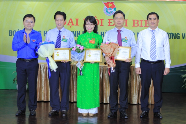 Đồng chí Nguyễn Anh Tuấn, Bí thư TƯ Đoàn (áo xanh) trao kỷ niệm chương " Vì thế hệ trẻ" cho 