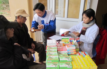 Các y, bác sĩ trẻ và thanh niên tình nguyện phát thuốc cho đồng bào dân tộc thiểu số thôn Nà Cà.