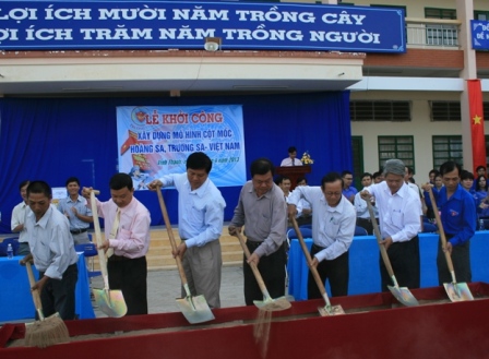 Các đồng chí lãnh đạo thành phố Cần Thơ và huyện Vĩnh Thạnh khởi công xây dựng cột mốc Hoàng Sa, Trường Sa tại Trường THPT Vĩnh Thạnh.