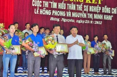 Đ/c Nguyễn Xuân Đường, UVBTVTU, PCT UBND tỉnh trao giải nhì cho các cá nhân