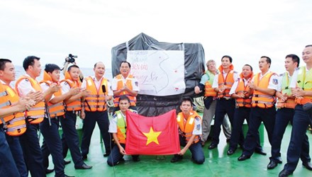 Đại úy Lê Trung Thành (người ngồi bên phải) cùng cán bộ, chiến sĩ tàu CSB 4033 giao lưu với phóng viên trong và ngoài nước trên vùng biển Hoàng Sa, trong thời gian đấu tranh chống Trung Quốc hạ đặt trái phép giàn khoan Hải Dương 981.