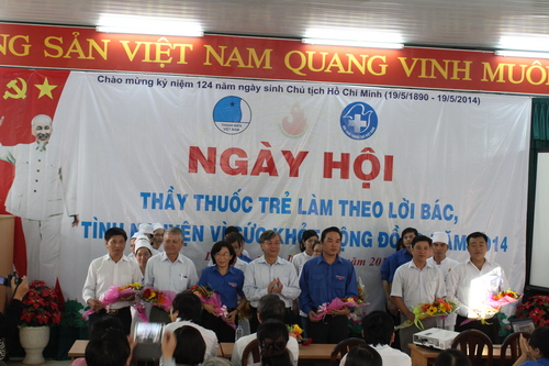 Quang cảnh lễ phát động Ngày hội Thầy thuốc trẻ làm theo lời Bác, tình nguyện vì sức khỏe cộng đồng năm 2014
