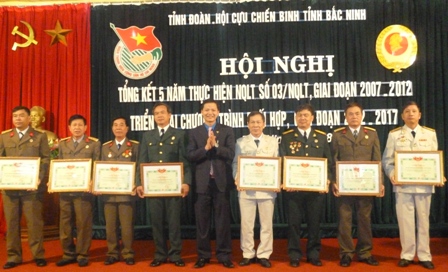 Đ/c Vương Quốc Tuấn – Bí thư BCH Tỉnh Đoàn trao tặng Giấy khen cho các tập thể Hội Cựu chiến binh có thành tích xuất sắc thực hiện NQLT 03 giai đoạn 2007 - 2012