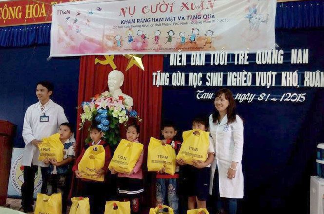 Các bác sĩ tặng quà cho các em học sinh nghèo vượt khó Trường tiểu học Thái Phiên - Ảnh: Cẩm Châu