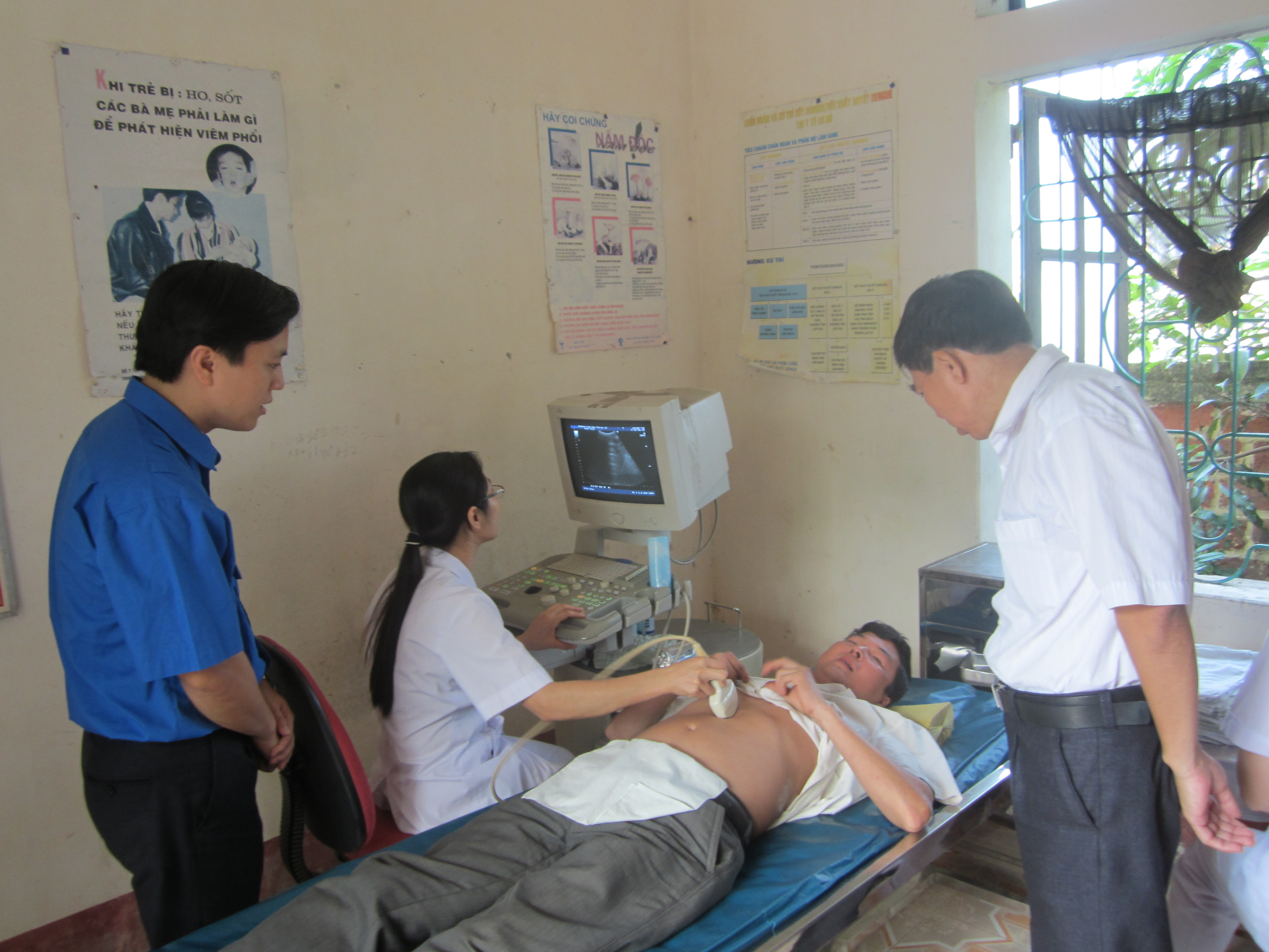 Khám bệnh, cấp phát thuốc miễn phí cho người dân tại xã Văn Luông