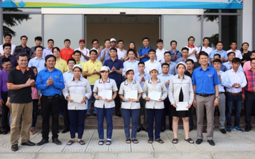 Đoàn Tập đoàn Bưu chính Viễn thông VN thăm và tặng quà cho Thanh niên công nhân tại Nhà máy điện tử số 2, VNPT Technology 