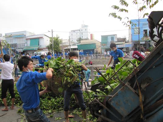 ĐVTN quận Ninh Kiều tổ chức các hoạt động vệ sinh môi trường.