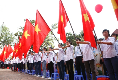 Học sinh trường THPT Quốc Oai làm lễ chảo cờ