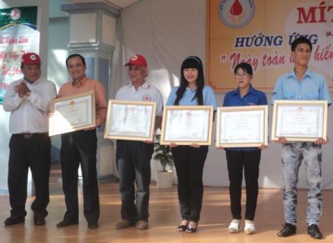 Hồ Quý Nhi (thứ 3 từ phải sang) vinh dự nhận Bằng khen của UBND tỉnh Cà Mau tặng về thành tích xuất sắc trong phong trào hiến máu nhân đạo