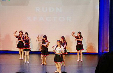 Một tiết mục múa dân tộc được các bạn sinh viên biểu diễn trong chương trình