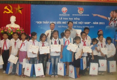 Ban Tổ chức tặng học bổng cho các em học sinh nghèo vượt khó