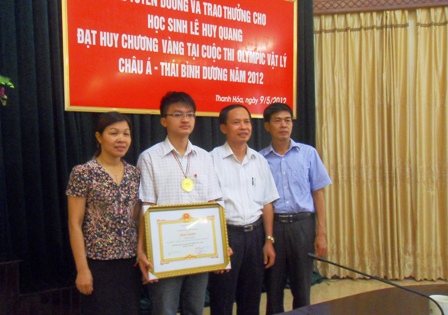  Ông Trịnh Văn Chiến (thứ 2 từ phải sang) - Chủ tịch UBND tỉnh Thanh Hóa tặng bằng khen và chụp ảnh lưu niệm cùng Quang và bố mẹ em.