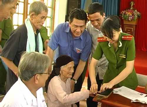 Đoàn Thanh niên Công an tỉnh Bắc Ninh và huyện đoàn Gia Bình thực hiện cấp, đổi CMTND cho người cao tuổi, đối tượng chính sách