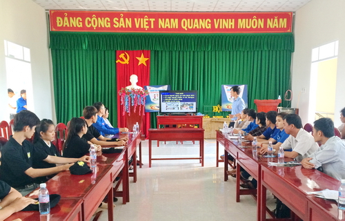 Tập huấn cho tình nguyện viên ến thức, về tình hình sốt xuất huyết, hướng dẫn người dân nhận biết và thực hiện những biện pháp phòng chống dịch bệnh sốt xuất huyết. Theo đó, các bạn ĐVTN đã đến từng gia đình phát tờ rơi tu