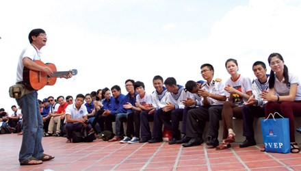 Các đại biểu trong Hành trình Tuổi trẻ vì biển đảo quê hương 2014 giao lưu với cán bộ, chiến sỹ trên đảo Phan Vinh B. Ảnh: Xuân Tùng. 