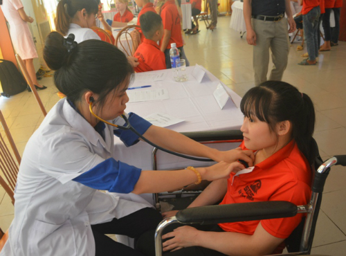 Bác sỹ thuộc Hội Thầy thuốc trẻ khám bệnh cho thiếu nhi tại ngày hội