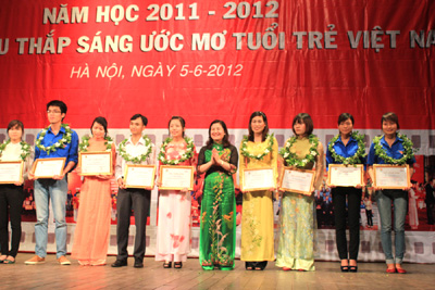 í thư Trung ương Đoàn Nguyễn Thị Hà trao giải thưởng Trần Văn Ơn cho các học sinh tiêu biểu 