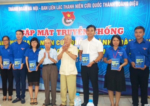 Đại diện Ban liên lạc Đoàn thanh niên Cứu quốc Thành Hoàng Diệu tặng sách cho tuổi trẻ Thủ đô