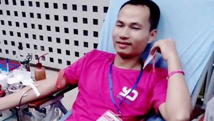  Phạm Văn Thành tham gia hiến máu tình nguyện. Phạm Văn Thành tham gia hiến máu tình nguyện.