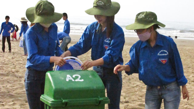 ĐVTN tham gia làm vệ sinh môi trường bãi biển Sầm Sơn