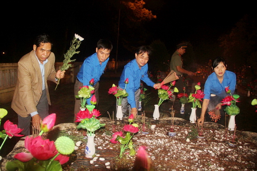 ĐVTN đặt hoa, thắp nến tri ân các anh hùng liệt sĩ