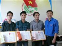 Ba bạn Đức, Hiền, Sơn nhận giấy khen của Hội Sinh viên TPHCM 