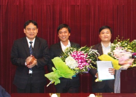 Đồng chí Nguyễn Đắc Vinh trao quyết định bổ nhiệm và tặng hoa hai đồng chí vừa nhận nhiệm vụ mới
