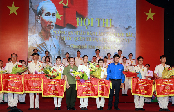 Thứ trưởng Bộ Công an Bùi Quang Bền và đồng chí Lê Quốc Phong, Bí thư TW Đoàn trao Cờ lưu niệm cho các Đội tuyển tham gia Hội thi.
