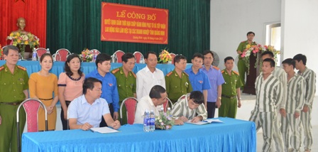 Đại diện doanh nghiệp thuộc Hội Doanh nhân trẻ Quảng Ninh kí biên bản thỏa thuận làm việc với 9 thanh niên hoàn lương trong dịp này