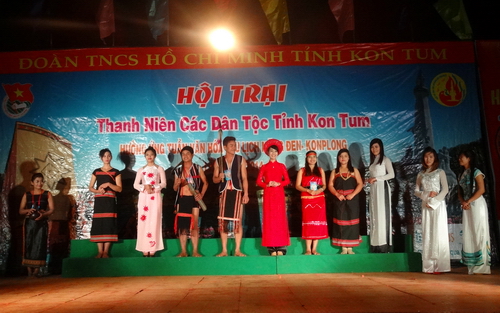 Các thí sinh tham gia hội thi Thanh nien với văn hóa du lịch tối 13.3