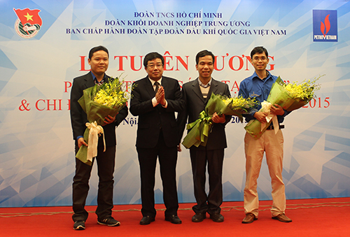 Đồng chí Phạm Xuân Cảnh, Phó Bí thư thường trực Đảng ủy Tập đoàn, Thành viên HĐTV Tập đoàn tặng hoa chức mừng các tác giả được tuyên dương tại Festival sáng tạo trẻ toàn quốc lần thứ VIII, năm 2015.