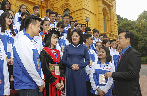 Phó Chủ tịch nước Đặng Thị Ngọc Thịnh chúc mừng, động viên 63 thí sinh lọt vào vòng chung kết cuộc thi