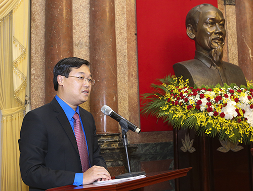 Đồng chí Lê Quốc Phong, Bí thư thứ nhất Trung ương Đoàn, tiếp thu phát biểu của Phó Chủ tịch nước, mong các bạn trở thành hạt nhân nòng cốt lan tỏa tình yêu lịch sử đến các bạn học sinh trong trường.
