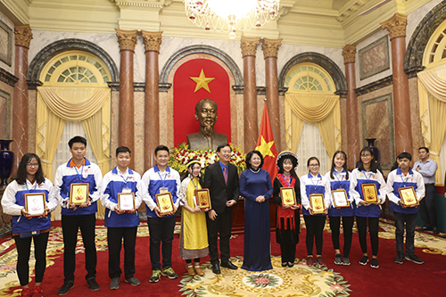 Phó Chủ tịch nước mong muốn thanh niên, sinh viên, học sinh Việt Nam nỗ lực học tập, rèn luyện, trở thành những công dân Việt Nam giỏi chuyên môn, giàu tri thức, khát vọng, trách nhiệm với hành trang vững vàng là truyền thống văn hóa dân tộc Việt Nam.
