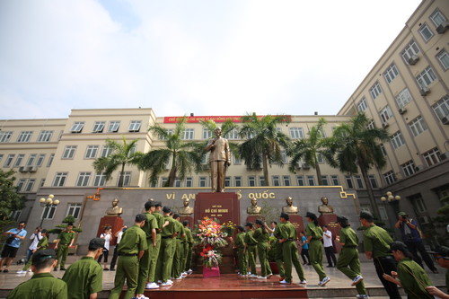 các chiến sỹ nhí đã làm lễ dâng hương tại tượng đài Chủ tịch Hồ Chí Minh và các đồng chí Bộ trưởng Bộ Công an các thời kỳ tại khuôn viên của Học viện  Đông Hà