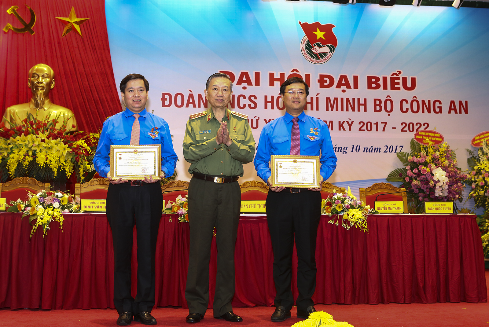 Bộ trưởng Tô Lâm trao tặng Kỷ niệm chương "Bảo vệ An ninh Tổ quốc" cho Bí thư Thứ nhất T.Ư Đoàn Lê Quốc Phong và Bí thư T.Ư Đoàn Nguyễn Long Hải