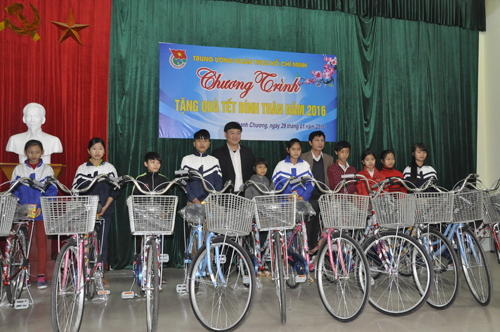Tặng xe đạp cho các em thiếu nhi tại huyện Thanh Chương