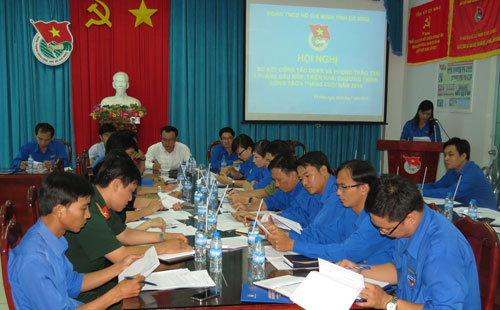 Đ/c Huỳnh Út Mười - Phó Bí thư Thường trực Tỉnh đoàn báo cáo những điểm nổi bật công tác Đoàn và phong trào TTN 6 tháng đầu năm, một số nội dung trọng tâm trong chương trình công tác 6 tháng cuối năm 2014