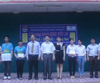 Đồng chí Trần việt Cường – Bí thư Tỉnh Đoàn, cùng các đại biểu trao giải cho các đội thi của trường THPT Vĩnh Yên.