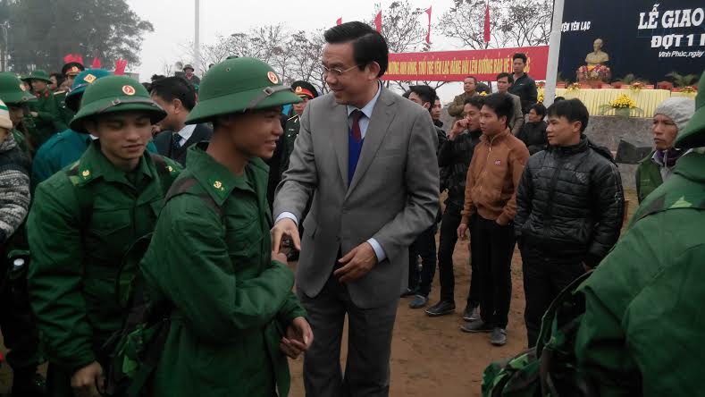  Đồng chí Nguyễn Thế Trường – Phó bí thư thường trực tỉnh ủy tặng quà động viên đoàn viên thanh niên lên đường nhập ngũ.