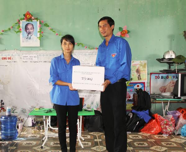 Đồng chí Nguyễn Mạnh Tuấn – Phó bí thư Tỉnh Đoàn – thăm, tặng quà Đội thanh niên trường Cao đẳng kinh tế kỹ thuật Vĩnh Phúc tình nguyện tại huyện Lập Thạch.