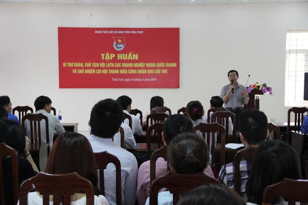 Thầy giáo Trần Duy Đức - Giáo viên học viện Thanh thiếu nhi Việt Nam chia sẻ những kỹ năng công tác Đoàn cho các bí thư Đoàn tại lớp học