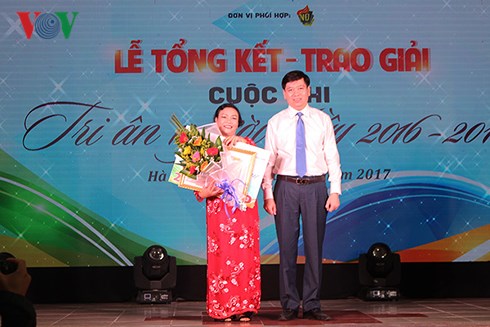 Ban tổ chức trao giải cho tác giả Bùi Thị Biên Linh giành giải nhất cuộc thi với tác phẩm "Lời thầy" .