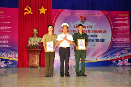 Trao giải nhất cá nhân cuộc thi tìm hiểu "Huyền thoại đường Hồ Chí Minh trên biển"