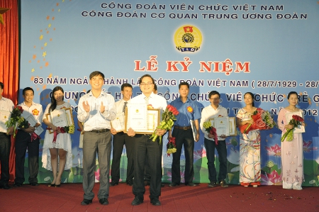Đ/c Dương Văn An, Bí thư Trung ương Đoàn trao giải nhất cho thí sinh Hoàng Văn Hòa 