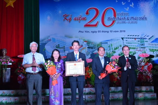 Hình: Lãnh đạo tỉnh trao bằng khen và hoa cho Ban Giám đốc Trung tâm hoạt động Thanh thiếu nhi Phú Yên